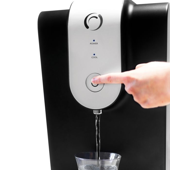 Aqua optima STWC0115 Aparat za filtriranje i hlađenje vode, daje ohlađenu, filtriranu vodu, pritiskom na dugme. Ukupnan kapacitetet od 8,2 litara. 